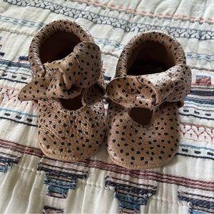 Freshly Picked Almond Speckles Knotted Bow Mocc